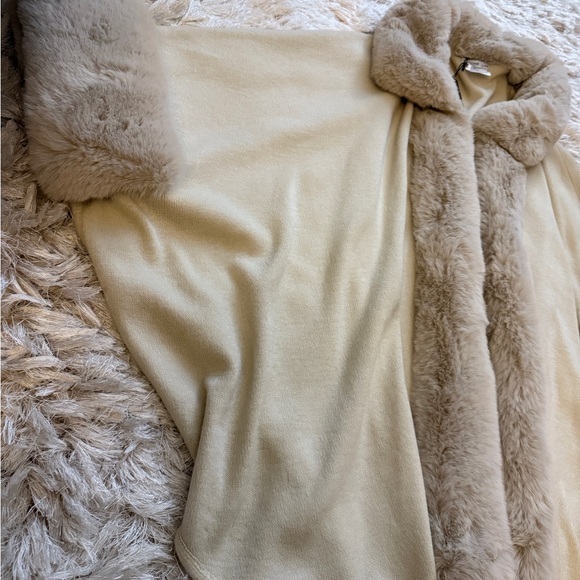 Elegant Cream Faux Fur Trim Cape - Picture 2 of 6